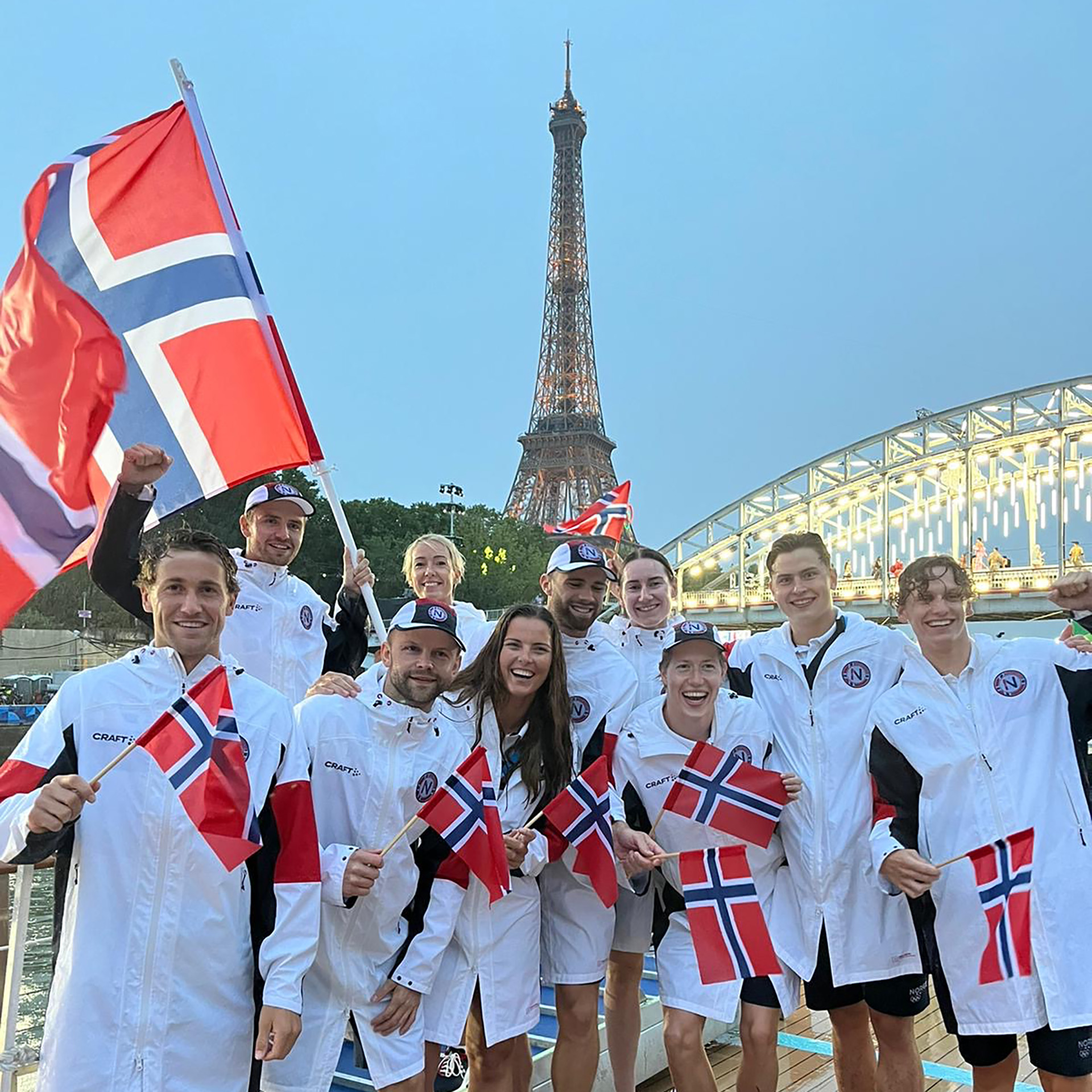 Norges tropp under OL-åpningen i Paris.jpg